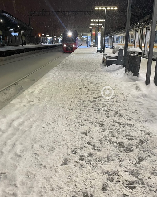 Заснеженный город после метели ❄️  Коммунальщики копят силы и отсыпаются после тяжелого дня. Надеемся..