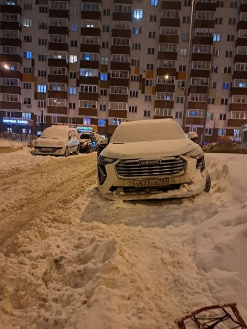 Бульвар Зелёные аллеи 18, дороги настолько не убираются, что даже тротуара не видно, нужно ехать с ребёнком по..