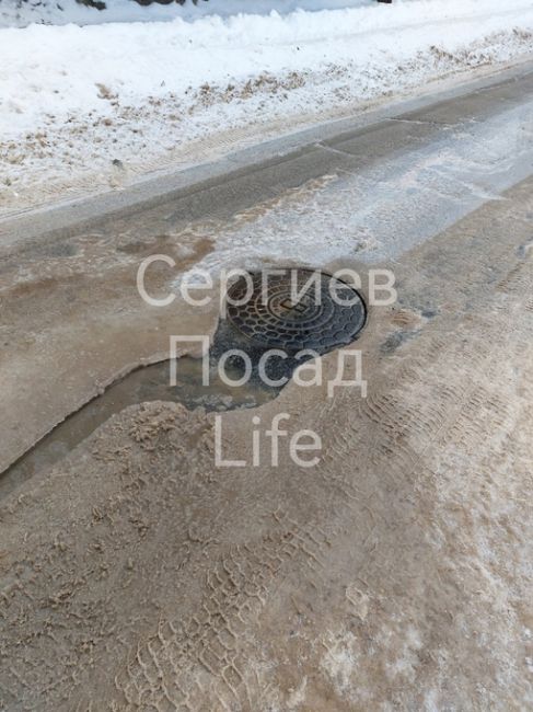 На Ферме (Ул. Лесная) опять из канализационного люка на дороге идет вода, как в прошлый раз говорили - забил..