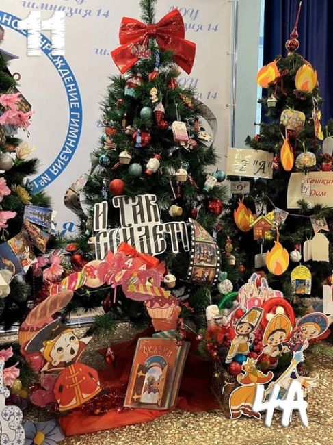 🎄В гимназии 14 проходит хит-парад лесных красавиц. В этом году новогодние ёлочки украсили героями и..