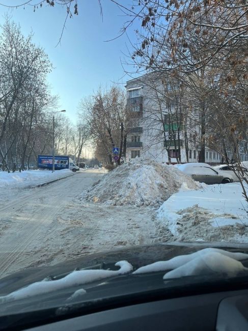 Улица советская, сгребли снег тупо на парковочное место, вместо того чтобы убрать это на снег который лежит..