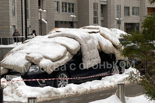 В ЖК "Корона" кто-то оригинально обезопасил свой автомобиль от схода снега и падения сосулек с..