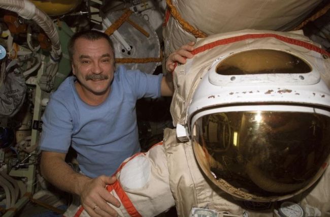 Лётчик-космонавт снял в банкомат Пушкинского округа почти 4 миллиона рублей, чтобы отдать..