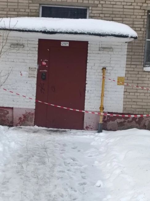 Стадионная д.8 "забота" о жителях. Управляющая компания огородила вход в подъезд, вместо того чтоб очистить..