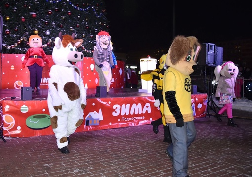 🎄🎅💃 В минувшую пятницу на площади Советской в Коломне открыли главную новогоднюю елку города. Для детей и..
