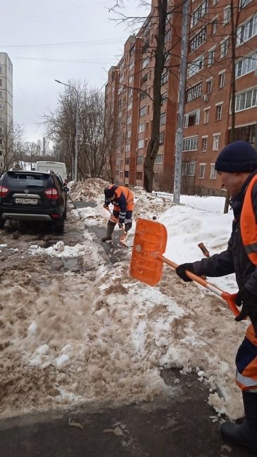 Продолжаем отработку территорий. Работники коммунальных служб проводят механическую и ручную уборку улиц..