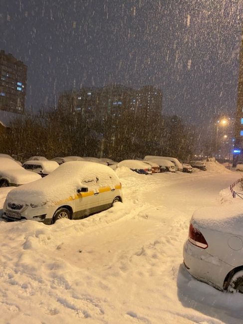 ГОРОД, НАКРЫЛО ОДЕЯЛОМ ИЗ ХОЛОДНОЙ ПЫЛИ ❄
📸 Хомякореховаямафия и Ксюша
Дети так радуются снегу, играют в..