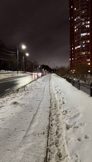 О количестве выпавшего снега за эти дни можно судить по утонувшим машинам во дворах Химок 😄  Правда теперь..