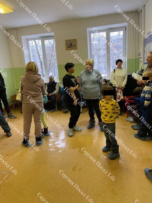 Вот такие очереди у нас в детской больнице, работает один педиатр. Все стоят, мест..