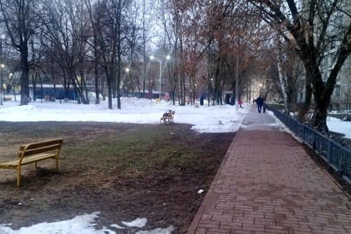 💌 «Красноармейская 10, возле детсада, на детской площадке собака на поводке, за лавку прикрепили - лает сидит...