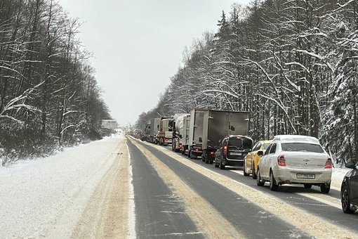 Выезд в районе Шараповой Охоты стоит уже больше часа. И, вероятно, еще надолго. Ищите пути..