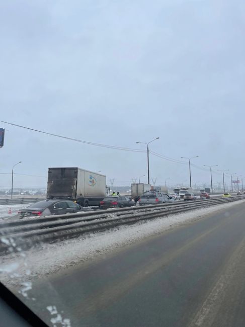 На Симферопольском шоссе в сторону Москвы около кэмпа ДТП, собирается пробка.
Фото из чата "Подольск: пробки,..