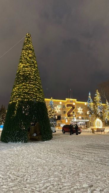 Елочка на площади с каждым днем все..