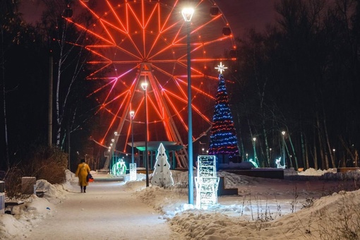 Колесо обозрения в парке им Л.Н.Толстого приглашает гостей!  🎡 Покорите высоту в 50 метров и наслаждайтесь..