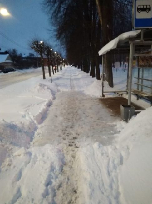 Остановки транспорта говорите ? А ведь точно почистили 😅
Тротуар видно какой, а до проезжей больше 3м снега..