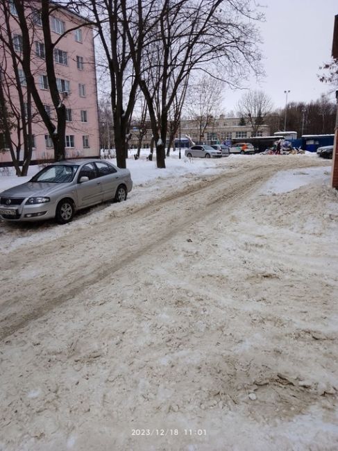 У ТУ 1 МУП УК "Подольск" 2 трактора для уборки подведомоственной территории. Два трактора на все дворы..