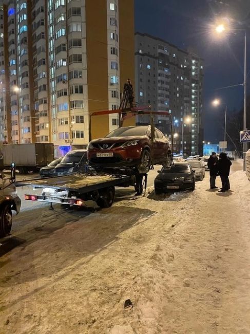 🏗️🚗Продолжаются рейды по эвакуации из зоны жилой застройки автомобилей, нарушающих правила парковки...