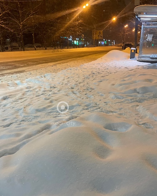 Заснеженный город после метели ❄️  Коммунальщики копят силы и отсыпаются после тяжелого дня. Надеемся..