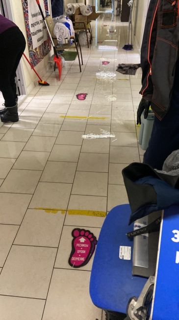Затопило цокольный этаж березовая 7, управляющая компания перекрыла воду, а убирать это все отказалась,..