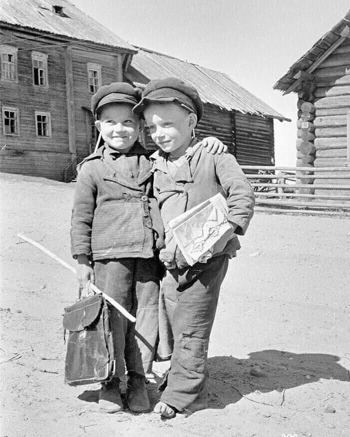 Три фотографии из очень далёкого 1946,
первого послевоенного года. Французская девочка, мальчик-сирота из..