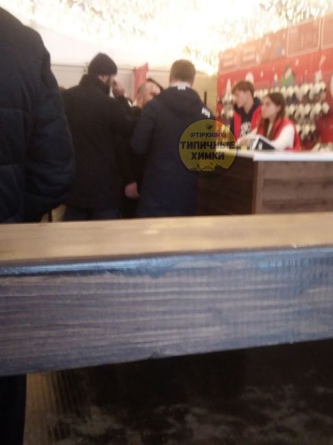 На театральном катке сегодня произошла драка. Неизвестные устроили потасовку прямо на льду. В итоге, кровь..