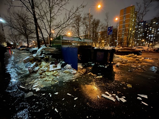 Москва и Подмосковье тонут в мусоре  Жители Москвы и Подмосковья массово жалуются на неубранный мусор. За..