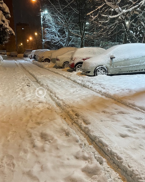 Заснеженный город после метели ❄️  Коммунальщики копят силы и отсыпаются после тяжелого дня. Надеемся..