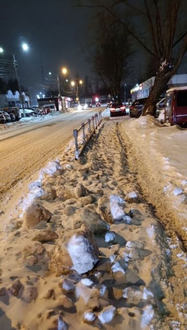 Мосавтодор на Быковской ни разу не чистил тротуар с момента начала снегопадов 24 ноября.И пока они его не..