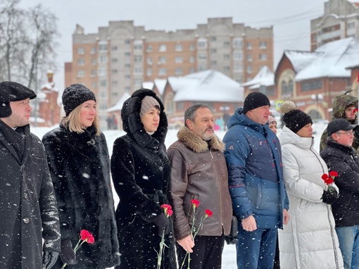 В честь Дня Героев Отечества в Раменском на площади Победы, состоялась церемония возложения цветов и..