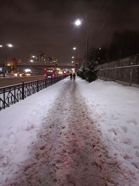 С момента первых снегопадов неделю назад Мосавтодор по всему городу не убирает ни дороги, ни тротуары, ни..