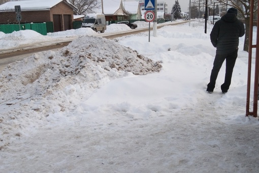 В деревне Стулово почистили дорогу и засыпали пешеходный тротуар. Пешеходам (в т.ч. детям, возвращающимся из..