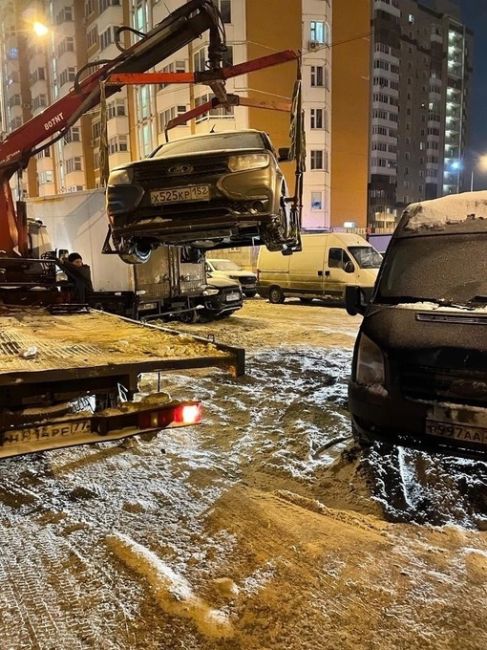 🏗️🚗Продолжаются рейды по эвакуации из зоны жилой застройки автомобилей, нарушающих правила парковки...