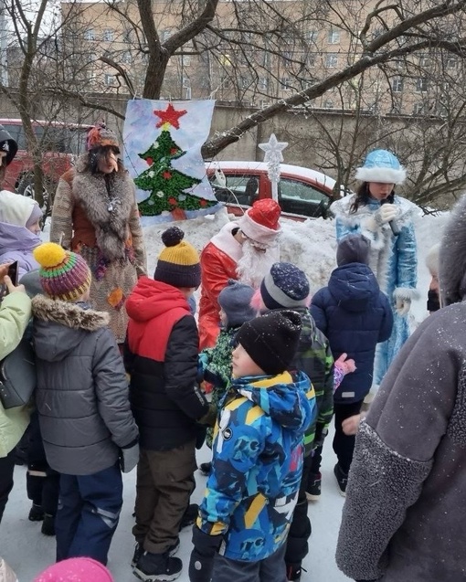 На Маршала Бирюзова жильцы организовали новогодний праздник во дворе 🎉  Об этом рассказала подписчица..