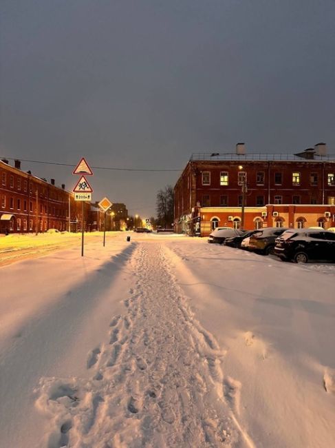 Какая же прекрасная зимняя погода сейчас в городе - все белое и сказочное..