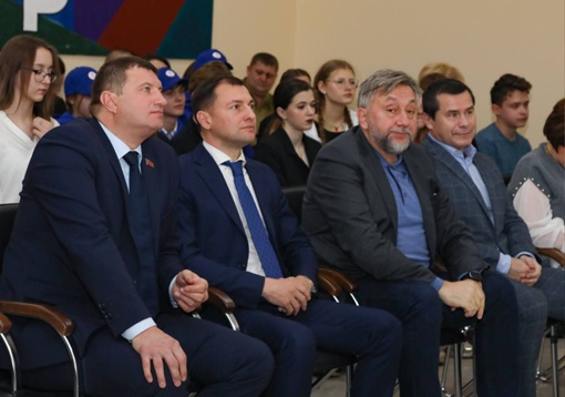 Николай Ханин поздравил раменских волонтеров с праздником и вручил заслуженные награды.  Желание и..