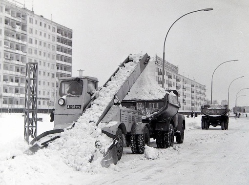 Заснеженный город после метели ❄️  Коммунальщики копят силы и отсыпаются после тяжелого дня. Надеемся..