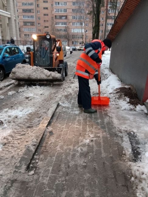 Продолжаем отработку территорий. Работники коммунальных служб проводят механическую и ручную уборку улиц..