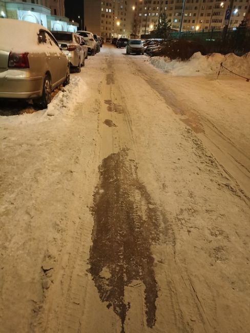 Ивановские дворики, снег+гололёд. Я понимаю, что так везде по городу... Неужели нет песка, хотя бы, рядом сад..