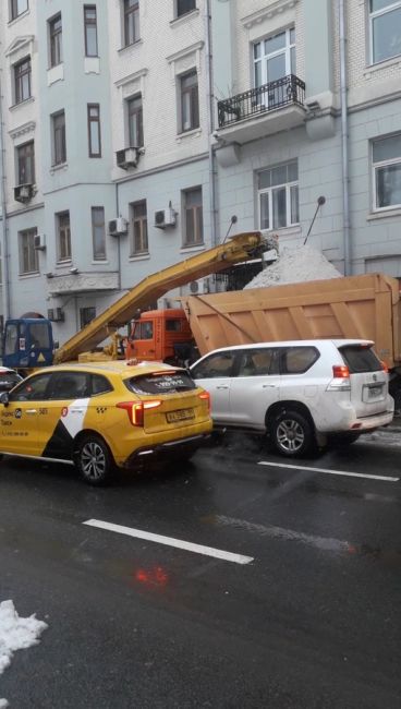 Пост поддержки: хочется пожелать сил и терпения всем дворникам 💪🏼
(если они у вас, конечно же есть)  Ну и..