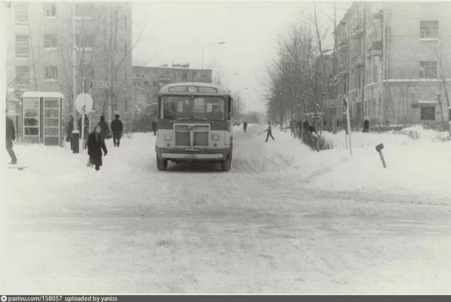 Служебный автобус на перекрёстке ул. Гагарина и ул. Терешковой, 1968-1973..