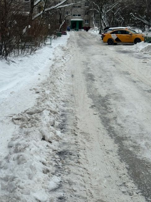 Вот так чистят снег во дворе Пролетарский проспект дом 17, завалили весь тротуар, если ты с ребенком, с..