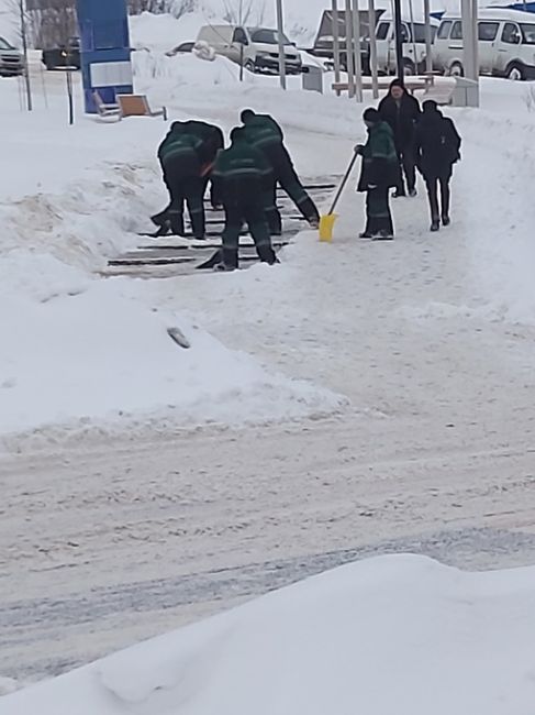 Работа по очистке улиц в Щёлково продолжается  Вот циклон "Ваня"..