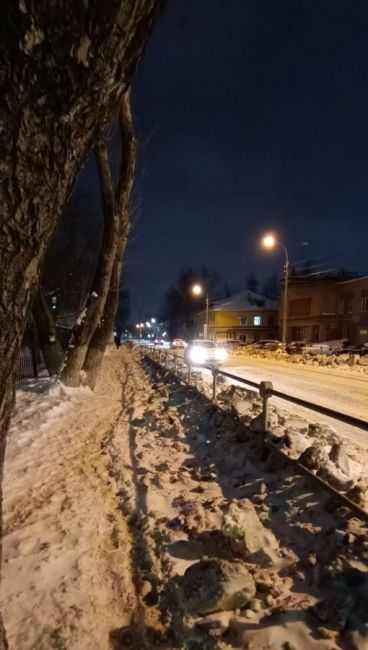 Мосавтодор на Быковской ни разу не чистил тротуар с момента начала снегопадов 24 ноября.И пока они его не..