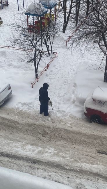 Ленина 42, проехался трактор «почистил» дорогу, за то завалил снегом припаркованные машины и проходы к..