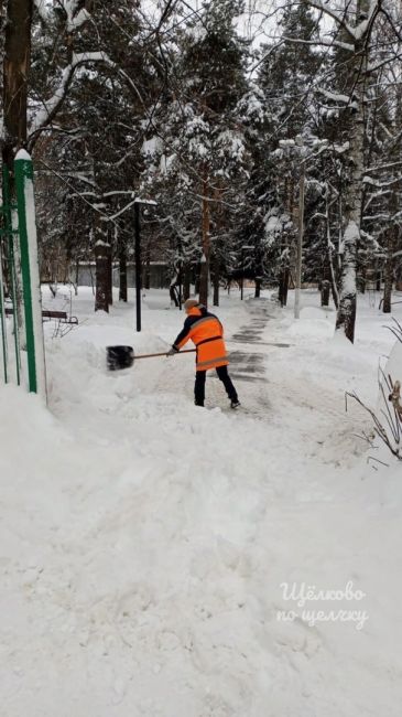 Работа по очистке улиц в Щёлково продолжается  Вот циклон "Ваня"..