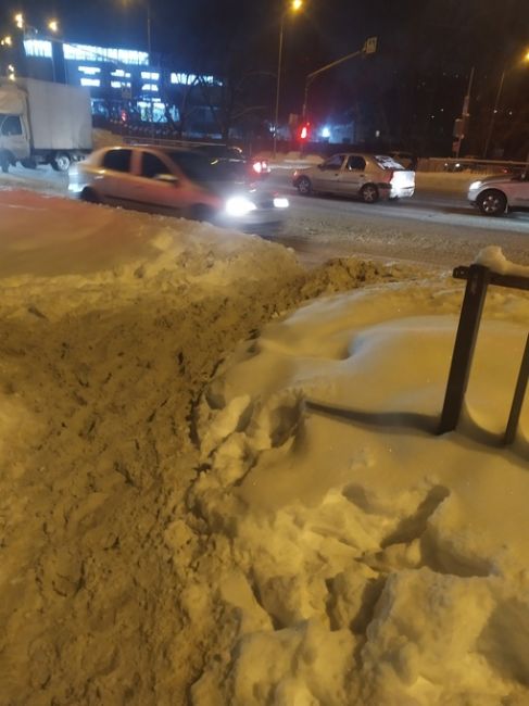 На снимках переход через дорогу при въезде на эстакаду, что около домов по ул. Пацаева, 1-3.
Уже неделя, как..