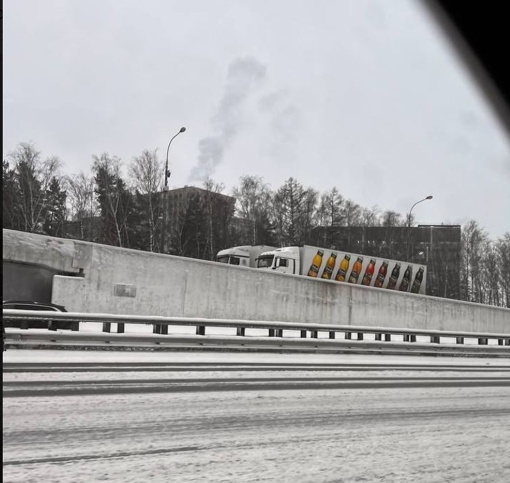 На Киевском шоссе многокилометровая пробка.  Две фуры встали на подъезде к МКАД с Киевского шоссе. За ними..