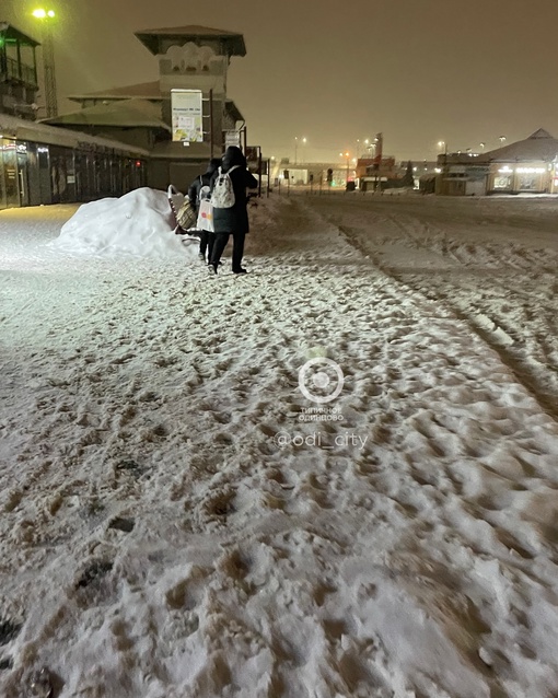 Заснеженный город после метели ❄️  Коммунальщики копят силы и отсыпаются после тяжелого дня. Надеемся..