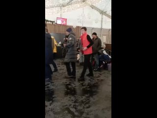 На театральном катке сегодня произошла драка. Неизвестные устроили потасовку прямо на льду. В итоге, кровь..