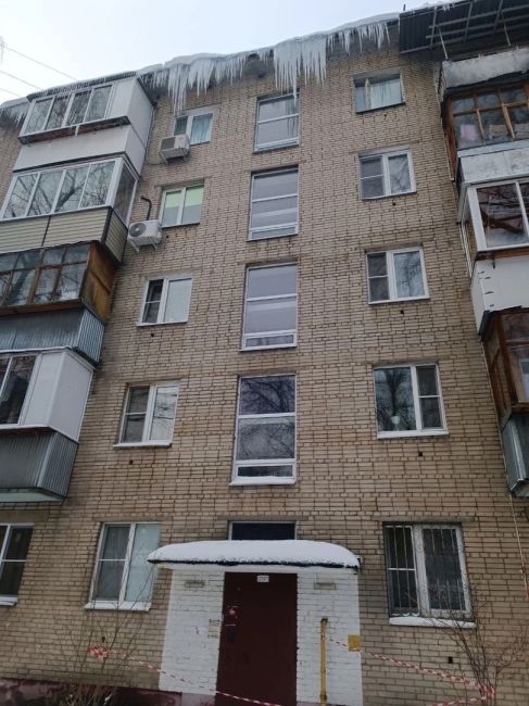 Стадионная д.8 "забота" о жителях. Управляющая компания огородила вход в подъезд, вместо того чтоб очистить..